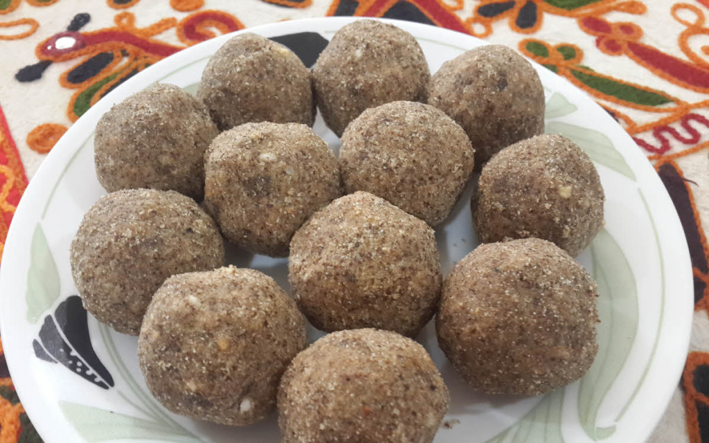 Alsi ki Pinni is prepared with alsi (flaxseed), whole wheat flour, sugar, ghee, nuts and cardamom powder. This sweet is not only delicious but also very healthy. Alsi is high in fiber, omega 3, iron and potassium among others.