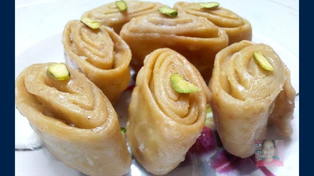 Meetha Khaja is an item which is prepared in almost every household and then exchanged with their friends and relatives during the festive season. It is synonymous to Diwali in the state. This luscious dessert is made maida and sugar syrup and is a must try for all the sweet tooth out there.