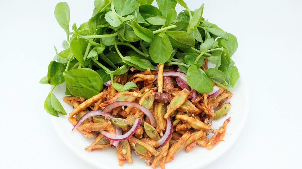 Singju is a kind of dish that consists of chilies, tomatoes, onions ,finely cut banana stem, cabbage, banana flower, lotus stem, a reasonably scented herb, tree beans, coriander leaves, ginger mixed with ngari fish. Singju is seasoned with red chili powder, salt, roast chickpea powder and roast herb powder.