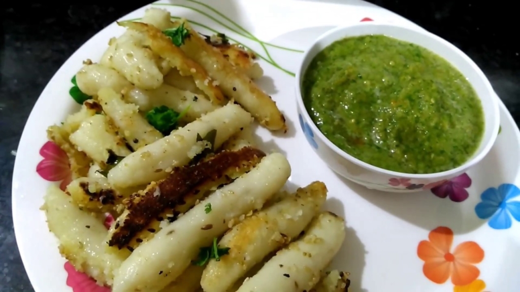 Fara is a dish made up of rice flour, cooked in steam and then shallow fried. This dish has to be served with complimentary green chutney or even sauce can work. Fara are made in the form of dumpling .