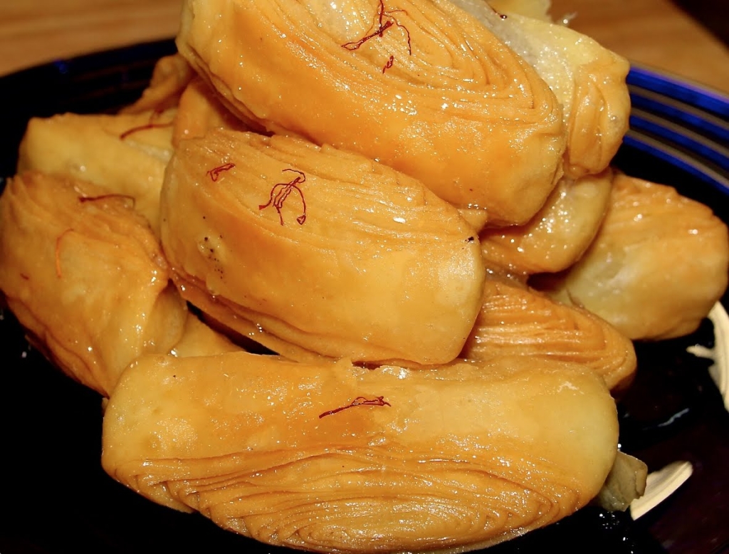 Khaja is deep fried in oil and the ingredients use is wheat flour, sugar, mawa. It is very crispy. It tastes amazing when it melts in the mouth and its wafery texture makes it very tempting. It is known for its puffiness.