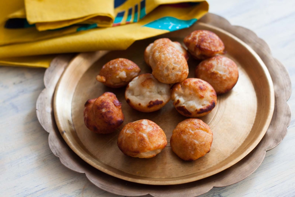Koat Pitha are deep fried fritters with rice flour and banana with the addition of fish. It has a crispy outer and a soft inner layer. It’s the best dish to pair with chai.